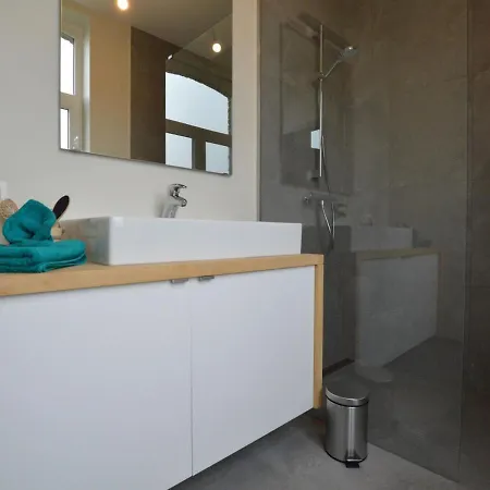 Ferienhaus Spacious With Pond In Poperinge *